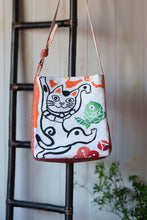 画像をギャラリービューアに読み込む, ショルダーバッグ - 踊る狐と猫 -