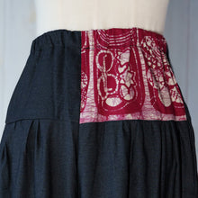 画像をギャラリービューアに読み込む, ガウチョパンツ - 駄菓子屋 -(臈纈染め)・赤 - size L