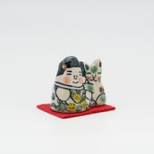 画像をギャラリービューアに読み込む, 陶人形 - よりそい女の子と猫 -