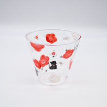 画像をギャラリービューアに読み込む, ガラスマグカップ -  紅白梅と黒猫(耐熱ガラス)