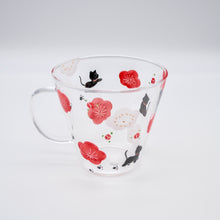 画像をギャラリービューアに読み込む, ガラスマグカップ -  紅白梅と黒猫(耐熱ガラス)