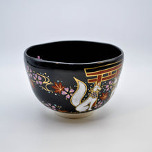 画像をギャラリービューアに読み込む, .キツネ抹茶碗  - 桜と鳥居 -(黒)