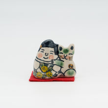 画像をギャラリービューアに読み込む, 陶人形 -  よりそい女の子と猫 -
